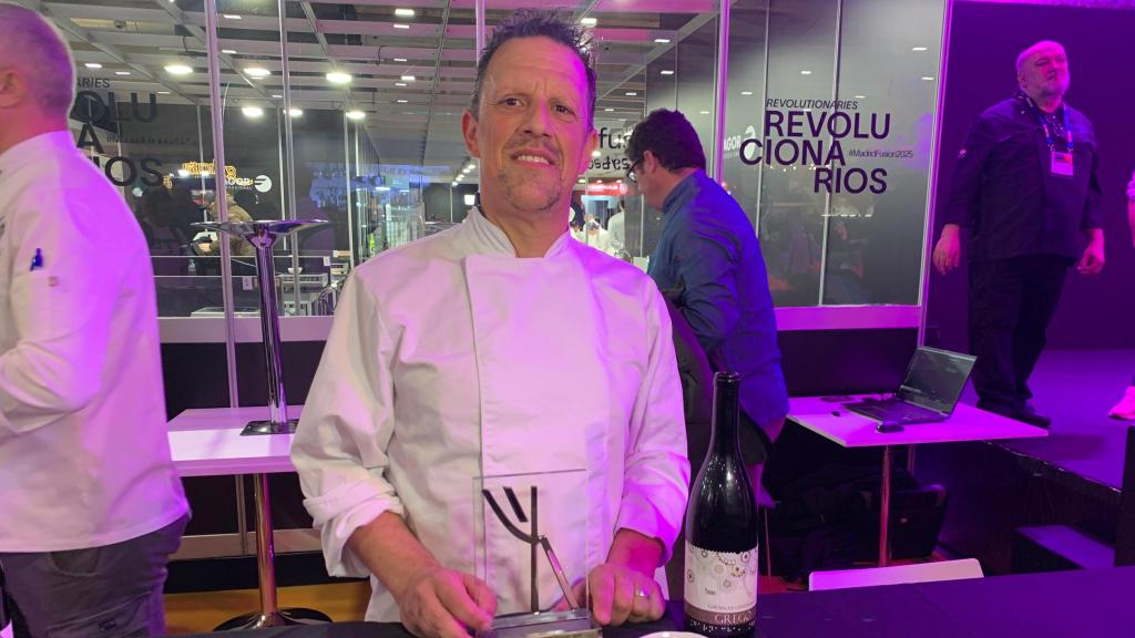 El chef Salvador Melgar Ramírez del Restaurante Tabefe (Gran Canaria) junto a su receta ganadora en el concurso de Madrid Fusión, este lunes.