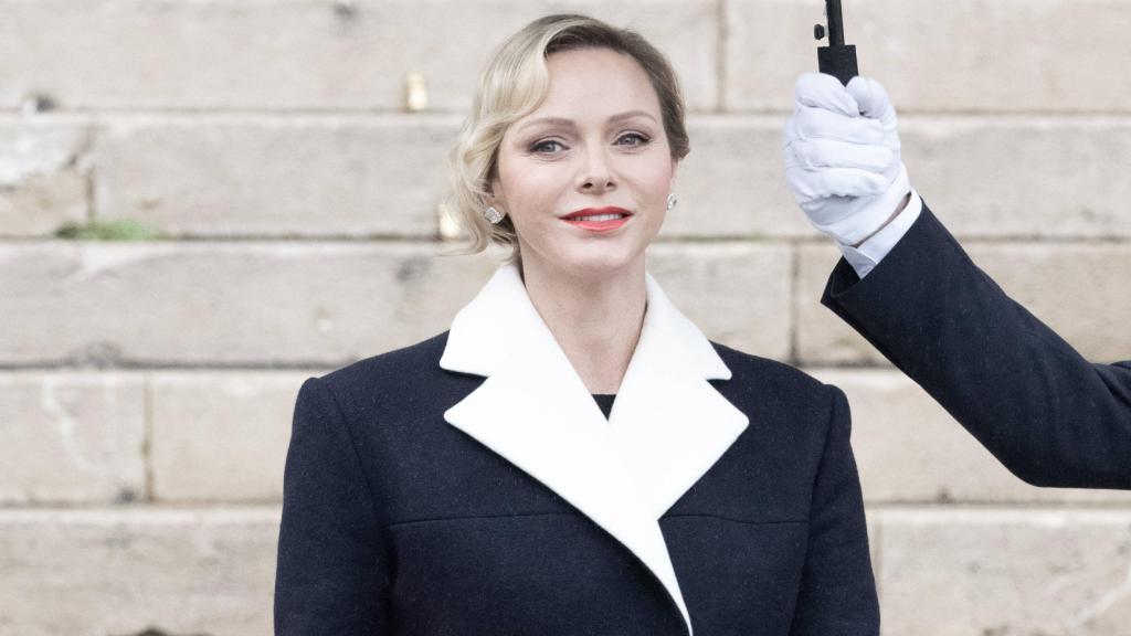 Charlène de Mónaco, posando ante la Catedral de Mónaco.