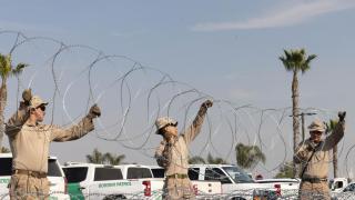 Los marines estadounidenses colocan alambre de púas durante un despliegue en la frontera sur cerca de Imperial Beach, California, EE. UU., el 24 de enero de 2025.