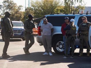 Agentes de EEUU detienen a inmigrantes documentados con condenas previas en Tucson (EEUU).