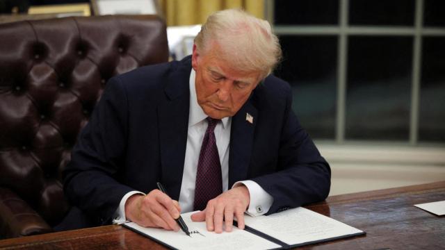 El presidente de EEUU, Donald Trump, firmando una orden en el Despacho Oval en la Casa Blanca.