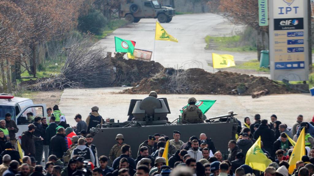 Un grupo de personas sostiene banderas de Hezbolá cerca de Kfar Kila, al sur del Líbano.