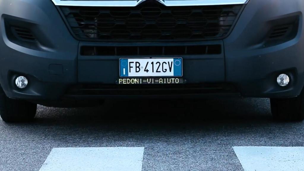 El invento Elvia98 bajo la matrícula de un coche.