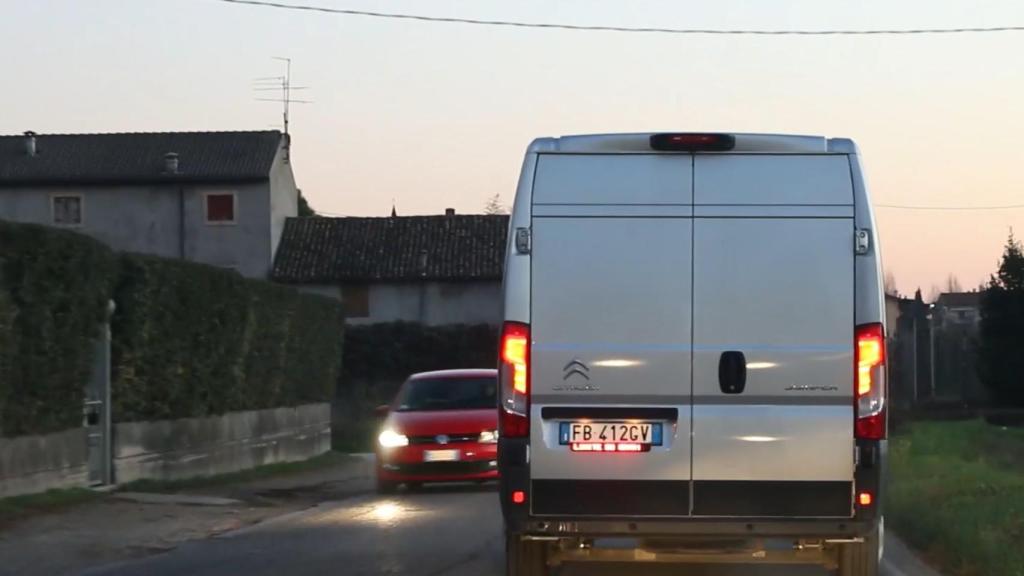 El invento Elvia98 avisando del límite de velocidad en una furgoneta en marcha.