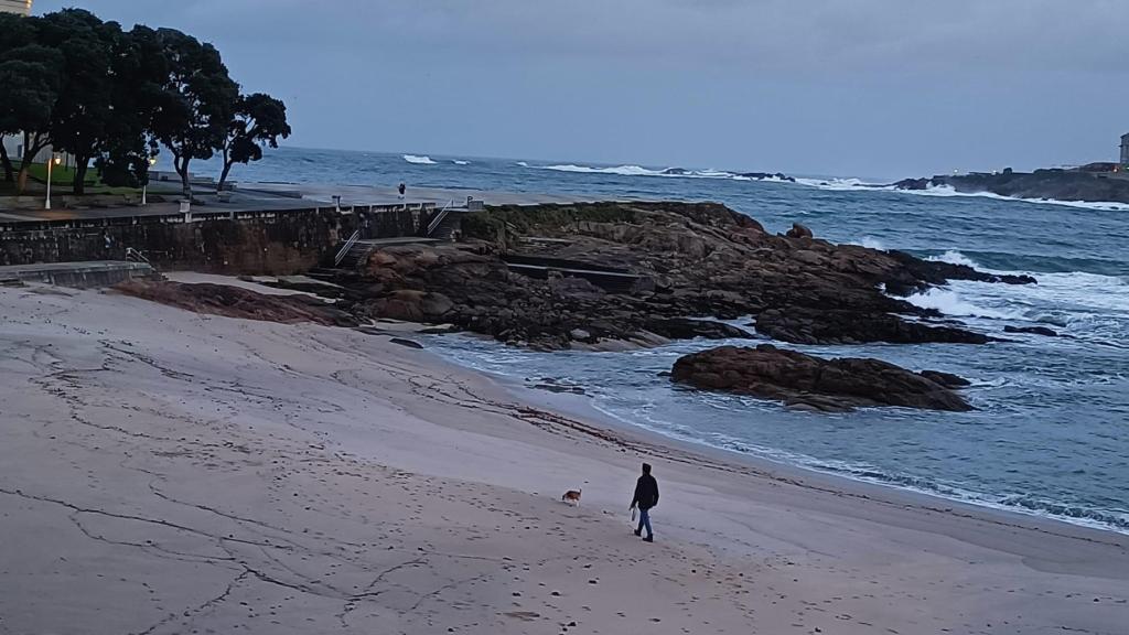 Dos personas en las Esclavas y Riazor a pesar del cierre de playas