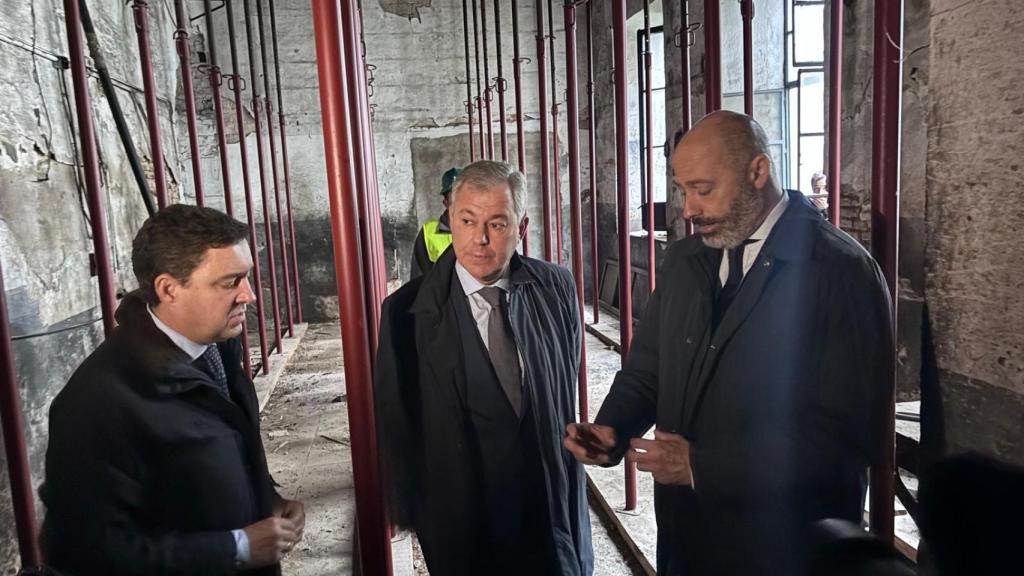 José Luis Sanz supervisa el comienzo de las obras en el Palacio del Pumarejo.