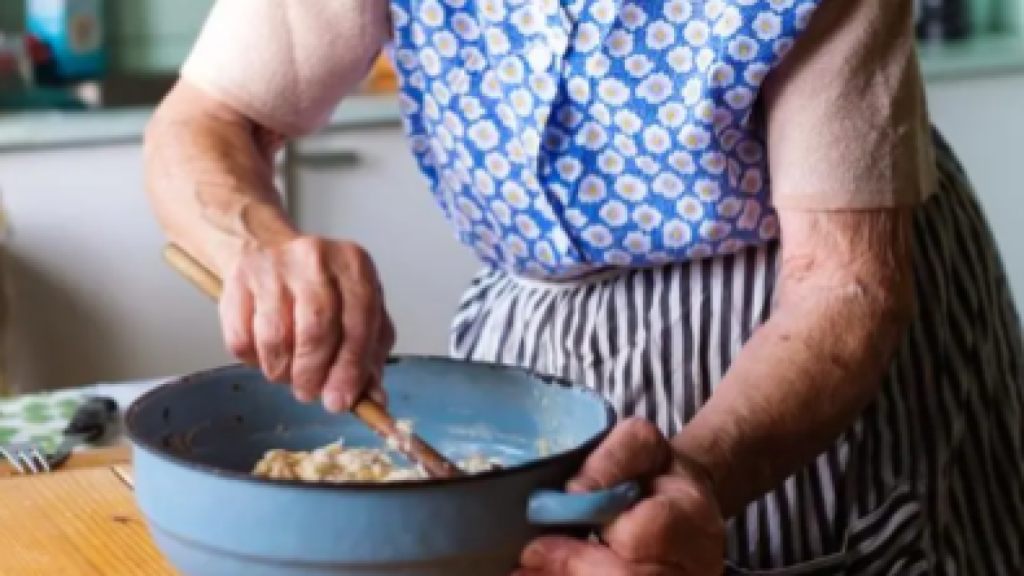 Imagen de una mujer cocinando.