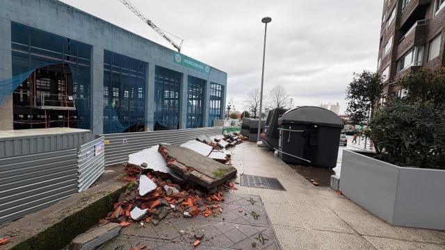 Muro destrozado en la calle Julia Minguillón.