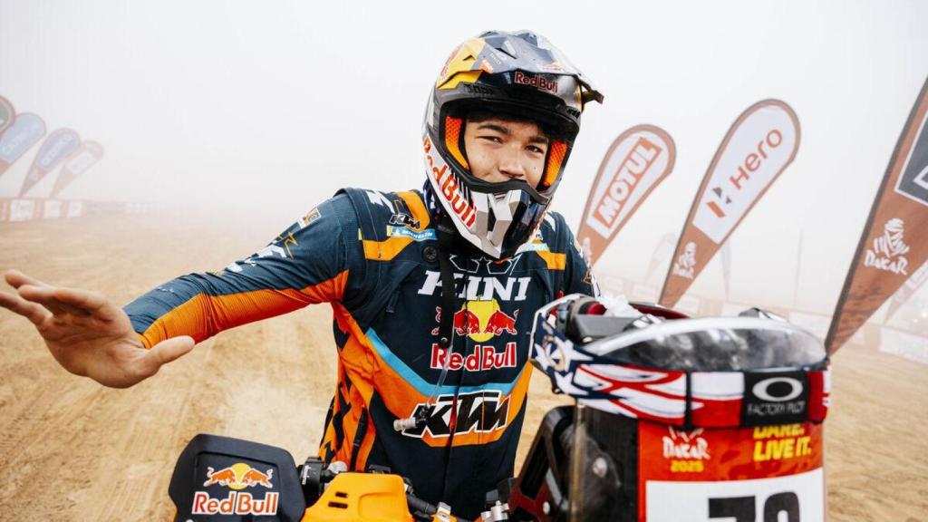 Edgar Canet sobre su KTM antes de una etapa del Dakar 2025.