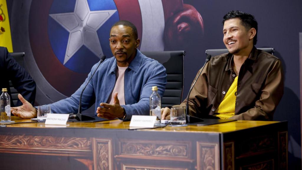 Anthony Mackie (izquierda) y Danny Ramírez (derecha) durante la rueda de prensa en Madrid el 28 de enero de 2025. Foto: