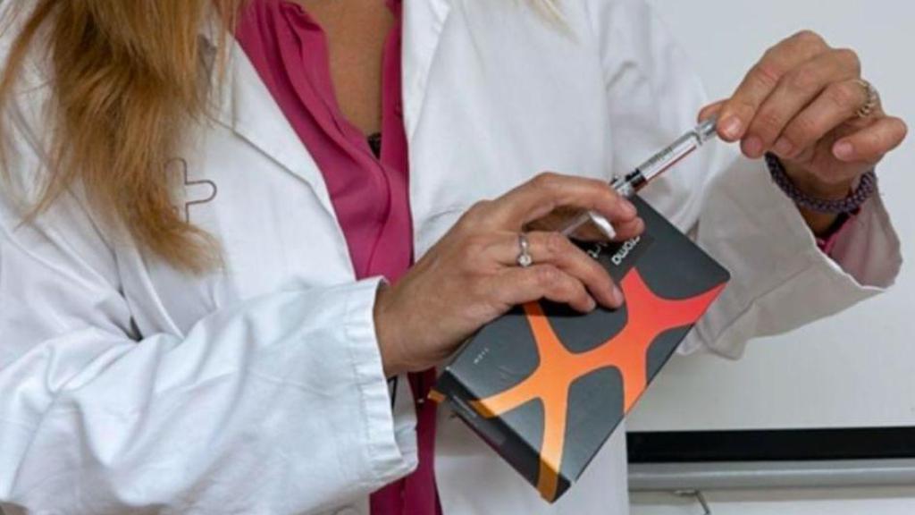 La doctora González prepara una inyección de PDRN.