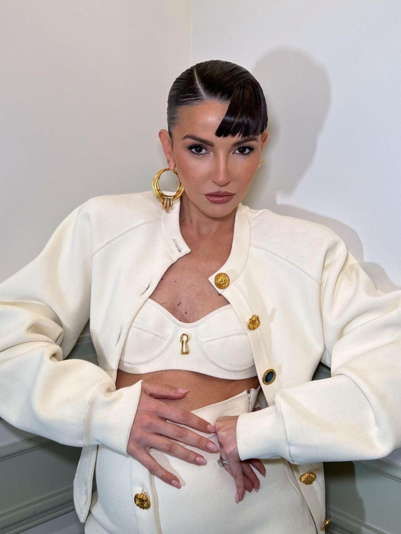 La influencer gallega con su look para la Semana de la Moda de París.