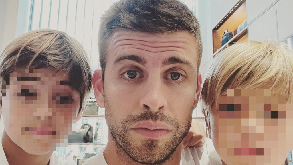 Gerard Piqué junto a Sasha y Milan en una imagen de sus redes sociales.