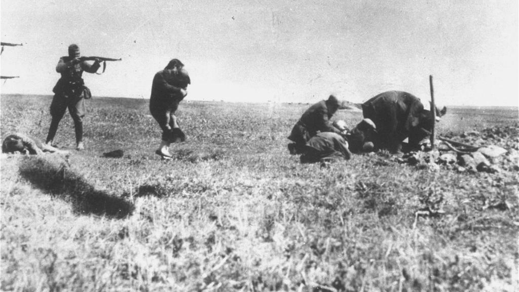 Fosas gimientes Einzatzgruppen action Ivanhorod, Ucrania 1942.
