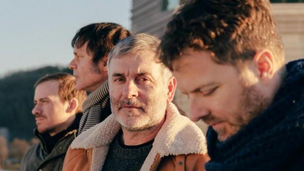 Jorge Martí mira al frente en una foto promocional de La Habitación Roja.