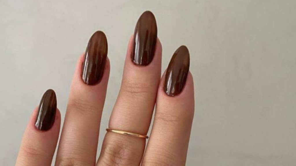 Manicura 'Mocha Mousse' sencillo.