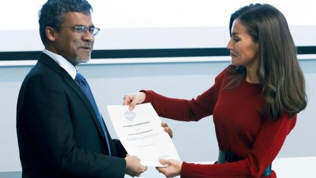 Su Majestad la Reina hace entrega del XIX Premio Fundación Dexeus Mujer al profesor Arri Coomarasamya.