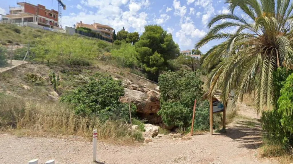 La entrada a la Cueva del Agua en Isla Plana (Cartagena).