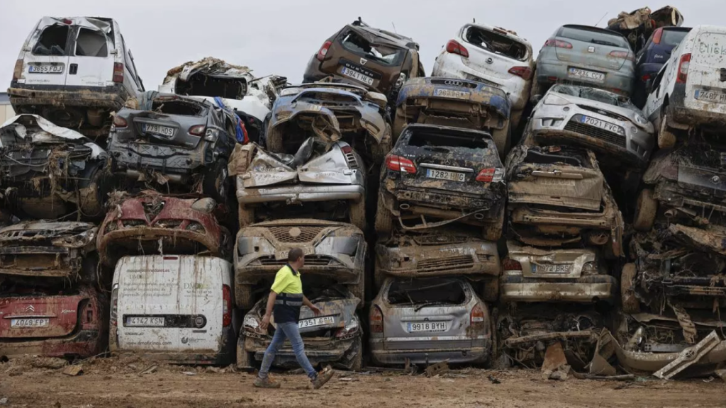 Vehículos afectados por la dana. Efe / Biel Aliño