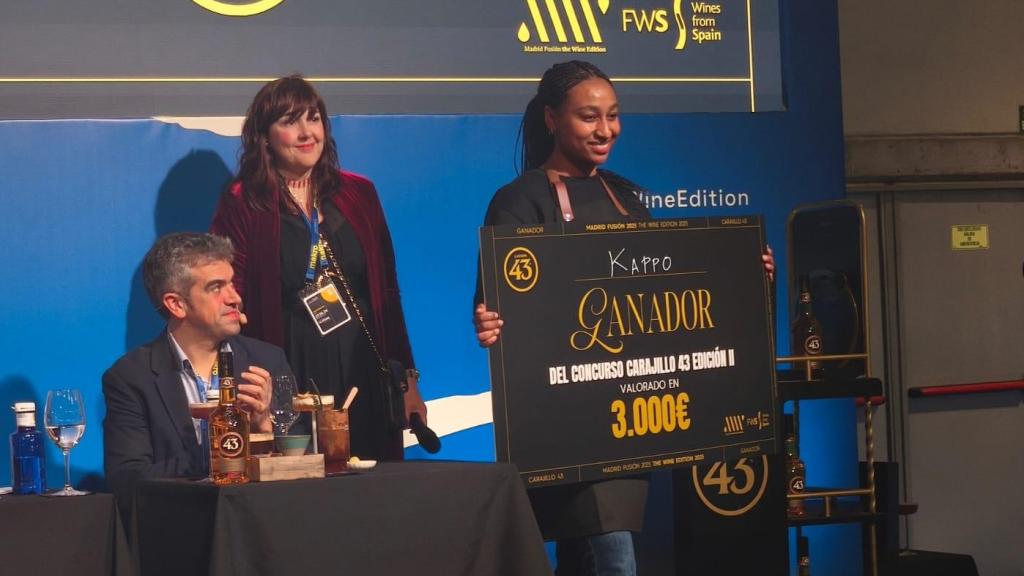 Laura Paulino recibe el premio al Mejor Carajillo de España.