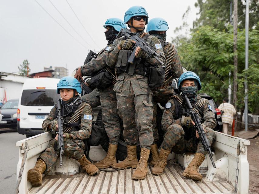 Miembros de la MONUSCO aseguran la evacuación del personal no esencial de la ONU en Goma.