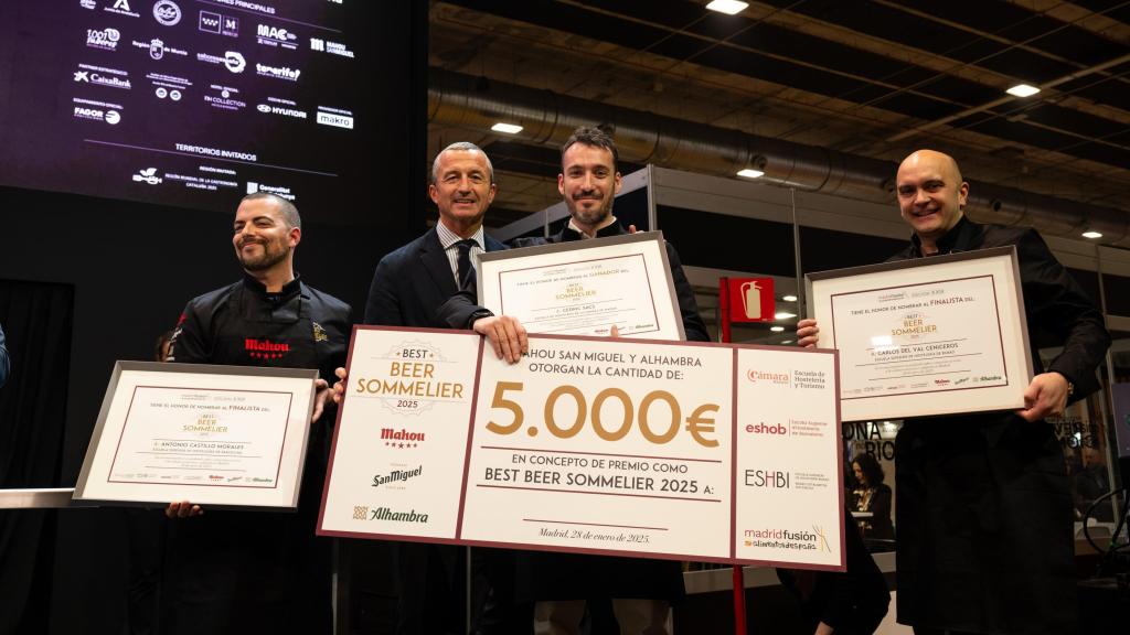 Cédric Sachs recibiendo el premio Best Beer Sommelier 2025.