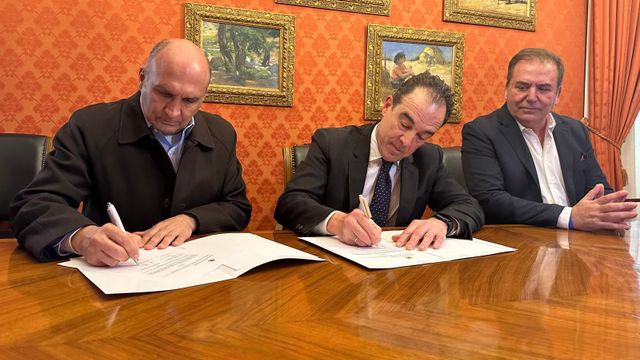 La firma del acuerdo entre Alicante y Puebla este martes.