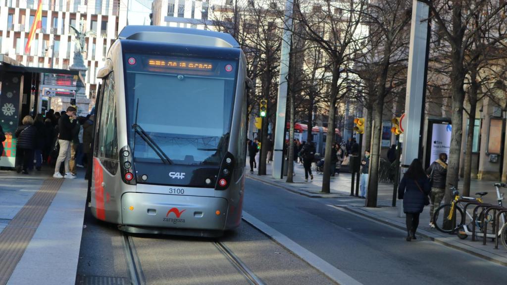 Uno de los tranvías de Zaragoza, a su paso por el paseo de la Independencia.