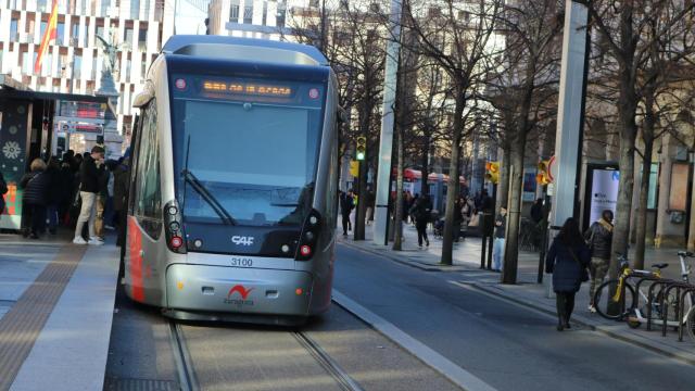 Uno de los tranvías de Zaragoza, a su paso por el paseo de la Independencia.