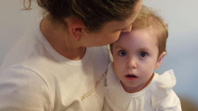 Vega junto a su madre.