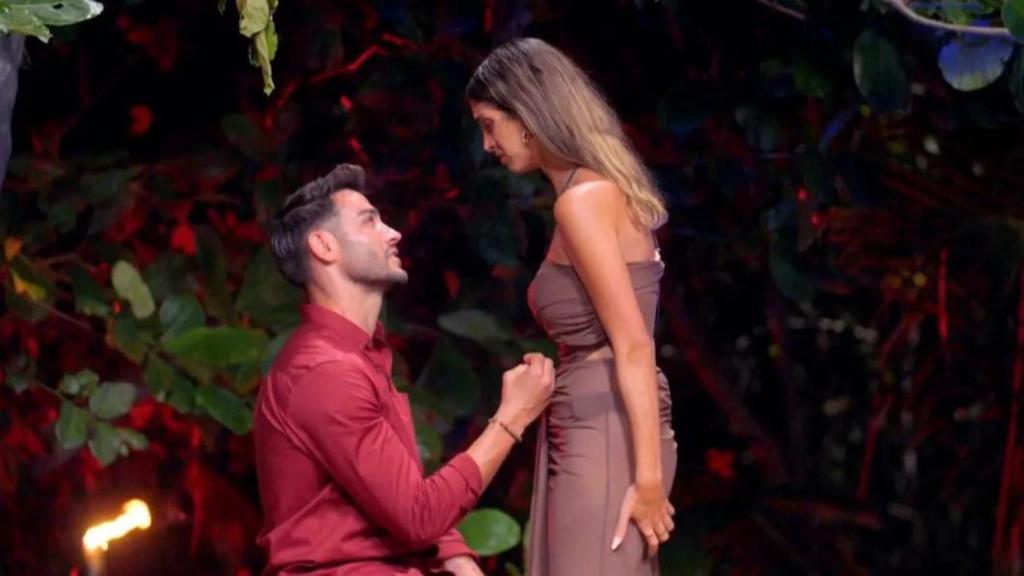 Gerard, de rodillas, ante Alba en la primera hoguera de confrontación de la octava edición de 'La isla de las tentaciones'.