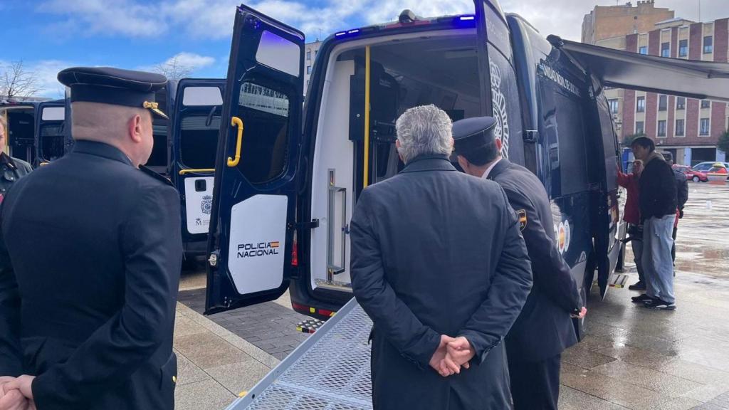 Acto de presentación de las furgonetas donde se realizarán las tramitaciones