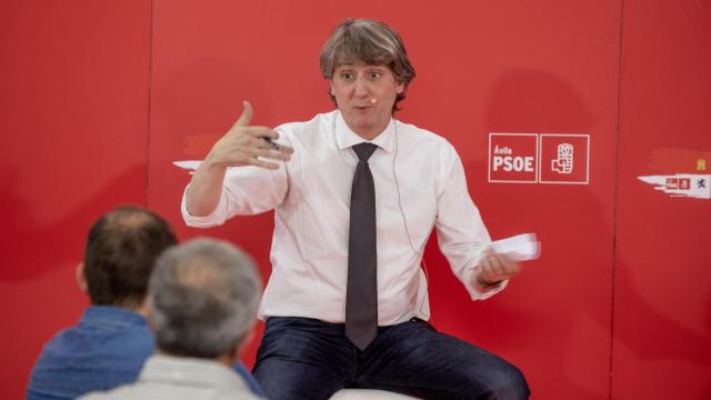 El secretario general electo del PSCyL, Carlos Martínez, mantiene un encuentro con militantes de Ávila