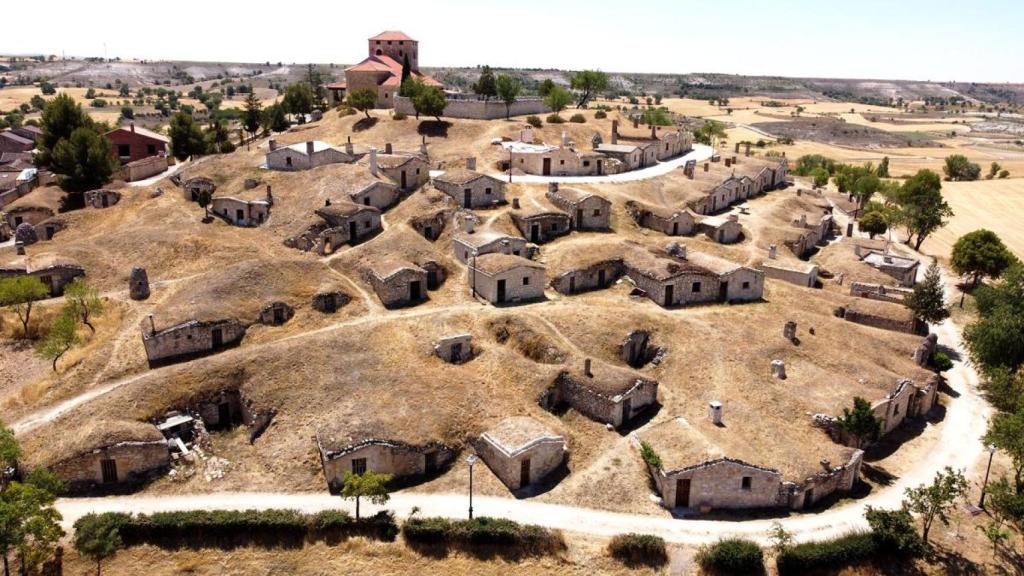 La curiosa aldea hobbit escondida en un pueblo de Burgos: cuenta con 157 bodegas bajo tierra
