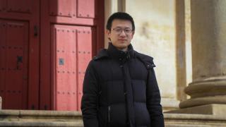 Xu Jinjing, profesor de Estudios Chinos en la Universidad de Salamanca, junto a la Facultad de Filología