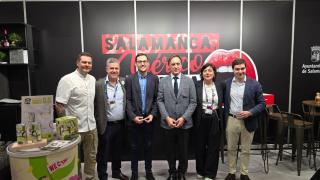 El alcalde de Salamanca, Carlos García Carbayo, visita el estand salmantino en Madrid Fusión