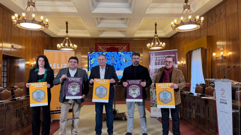 El presidente de la Diputación de Zamora, Javier Faúndez; el secretario técnico de la asociación Unión de Profesional de Apicultores de Zamora Apis Durii, Paco Alonso; y el director de comunicación de Caja Rural de Zamora, Narciso Prieto, en la presentación de Meliza