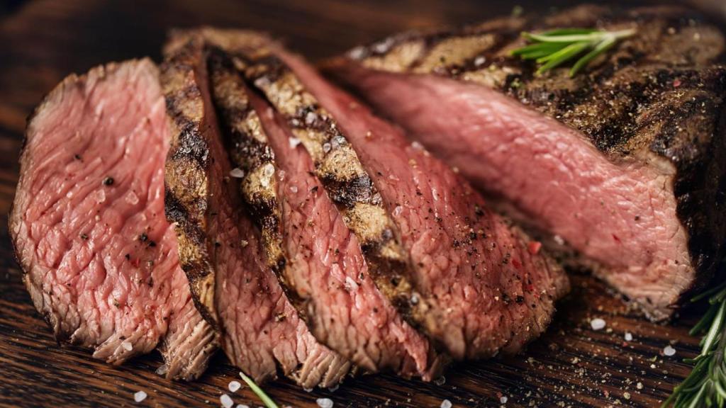 Chuletón de carne troceado.