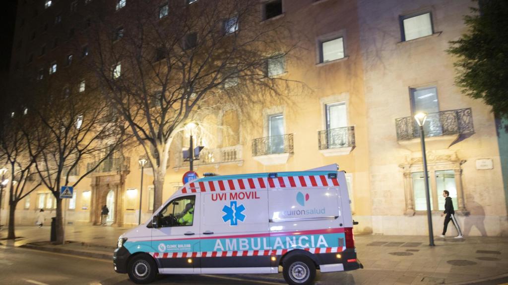 Una ambulancia en el exterior de la Clinica Rotger hospital en Palma de Mallorca.