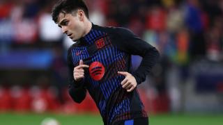 Pedri, en un calentamiento con el FC Barcelona