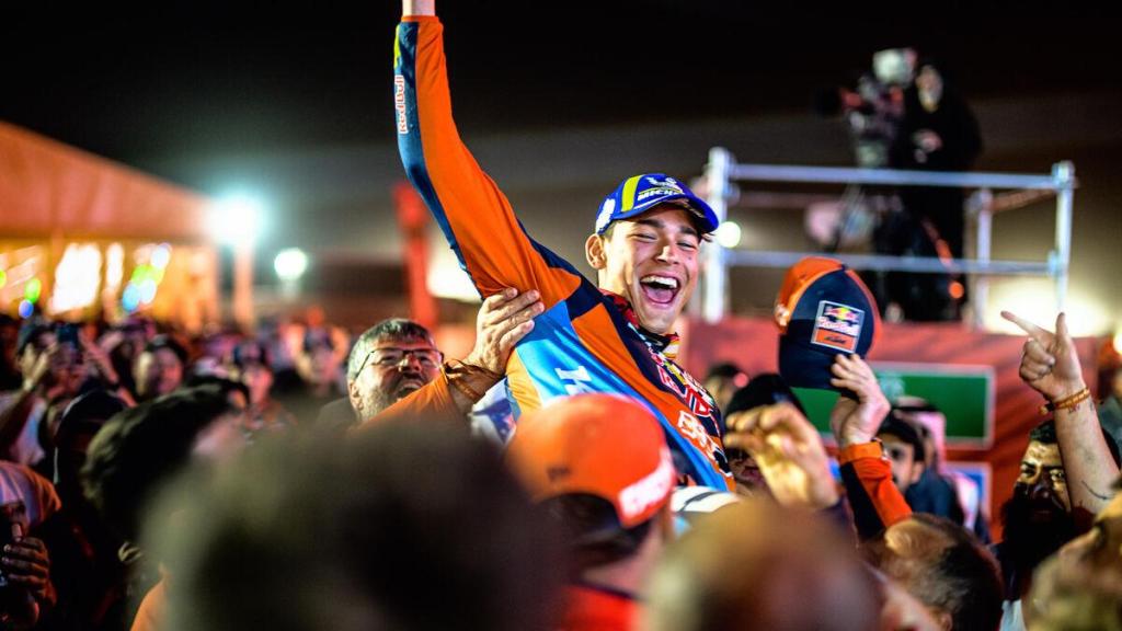 Edgar Canet manteado por su equipo tras finalizar su primer Dakar.