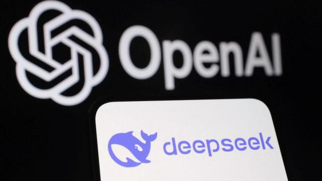 Logotipos de OpenAI y DeepSeek