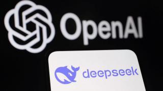 Logotipos de OpenAI y DeepSeek