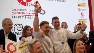 Jesús Iván Anaya recogiendo el galardón.