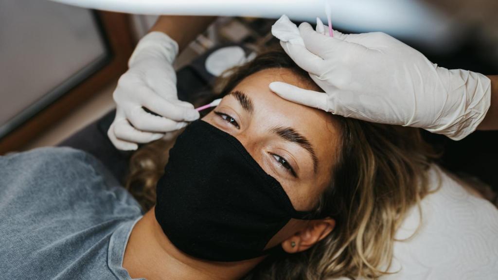 La micropigmentación de cejas devuelve la forma y densidad para conseguir una mirada enmarcada y con fuerza