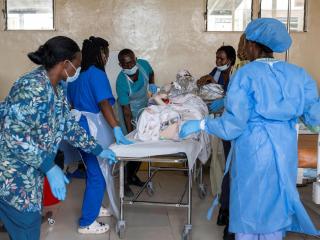 Trabajadores de la salud atienden a un paciente recién ingresado con una presunta herida de bala en el hospital CBCA Ndosho tras la intensificación de los combates entre los rebeldes del M23 y las Fuerzas Armadas de la República Democrática del Congo.