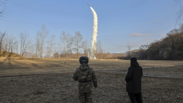 Kim Jong Un junto a un militar norcoreano viendo el lanzamiento del misil