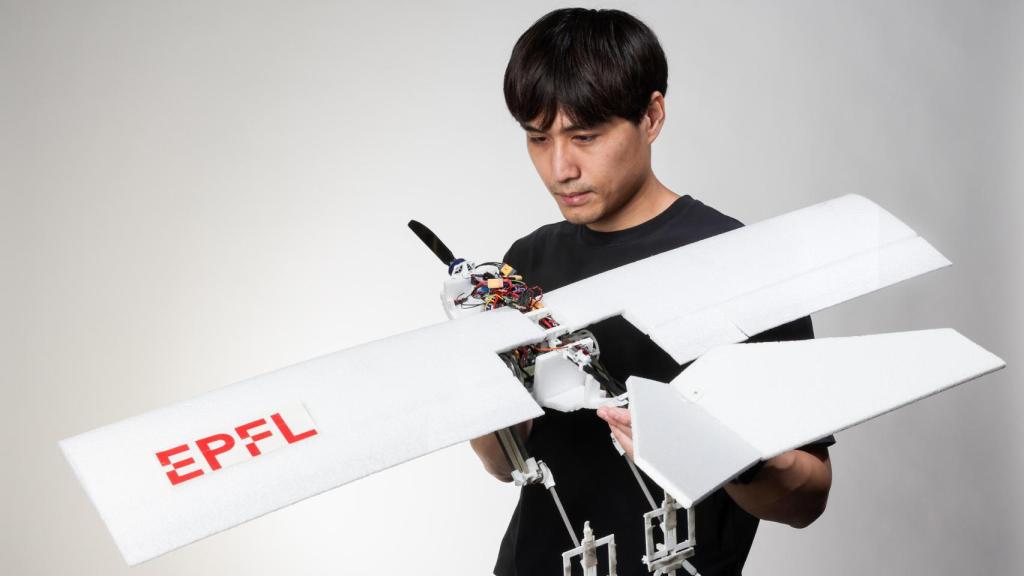 Won Dong Shin con el dron RAVEN