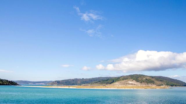 Vista del estuario del río Anllóns y la cima de Monte Branco