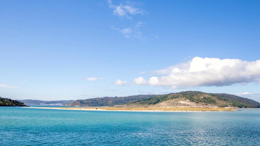 Vista del estuario del río Anllóns y la cima de Monte Branco.